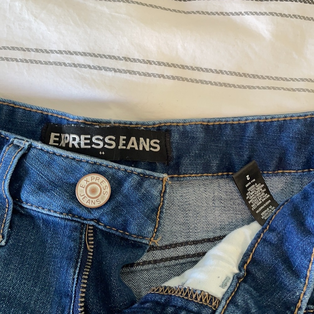 Express Shorts - Picture 2 of 3